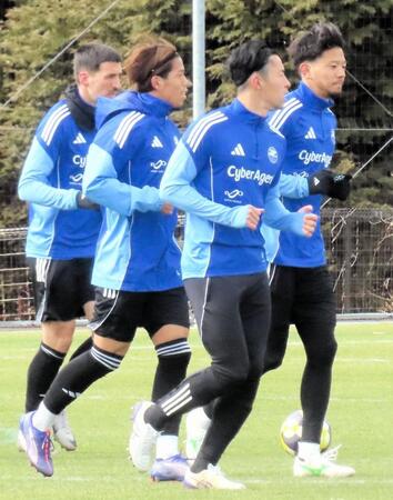 　練習を行った町田・中山雄太（右から２番目）