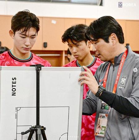 　韓国サッカー代表チーム公式インスタグラム＠ｔｈｅｋｆａより　選手へ戦略を伝える李昌源監督（右）