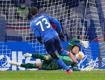 　神戸-上海申花　後半、上海申花にチーム４点目となるＰＫを決められる神戸・ＧＫ新井＝上海（共同）