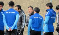 　選手に指導する町田の黒田監督（中央）