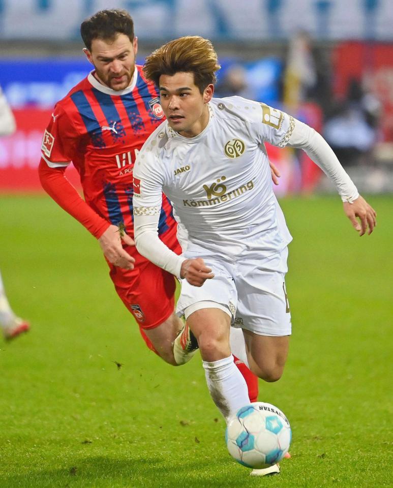 　ハイデンハイム戦で攻め込むマインツの佐野（共同）＝１６日