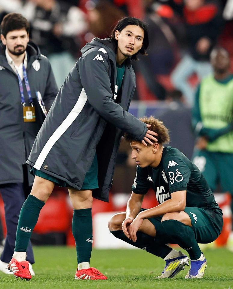 　ベンフィカと引き分け、プレーオフ敗退が決まったモナコの南野（手前左）（共同）