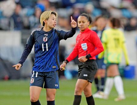 　後半、選手に声をかける田中（共同）