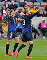 　後半、チーム４点目のゴールを決め、喜ぶ南（右）＝共同