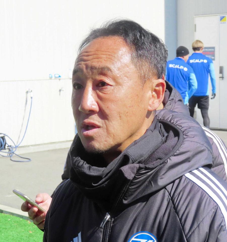 　非公開練習後に取材に応じた町田・黒田監督