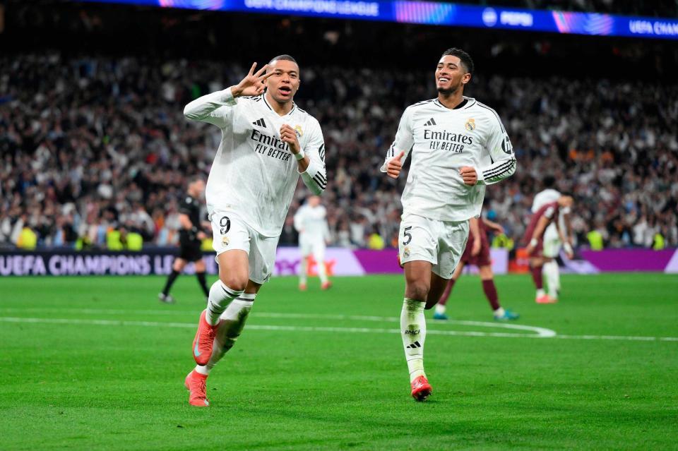 　マンチェスター・シティー戦で３点目を決めて喜ぶレアル・マドリードのエムバペ（左）（ゲッティ＝共同）