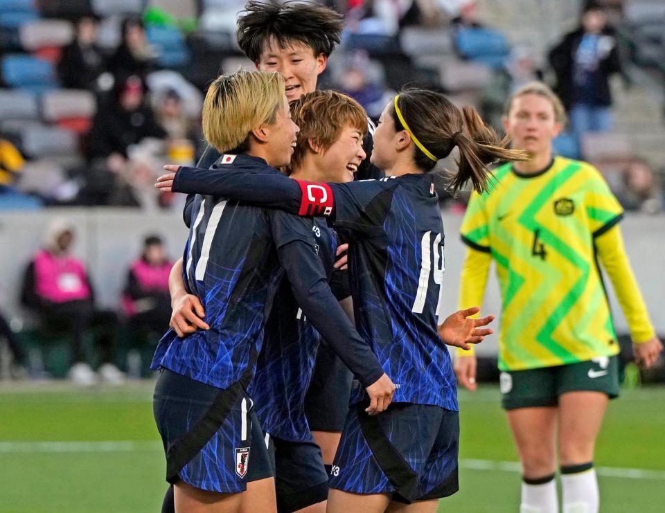 　後半、チーム３点目のゴールを決め、祝福される浜野（手前中央）＝共同