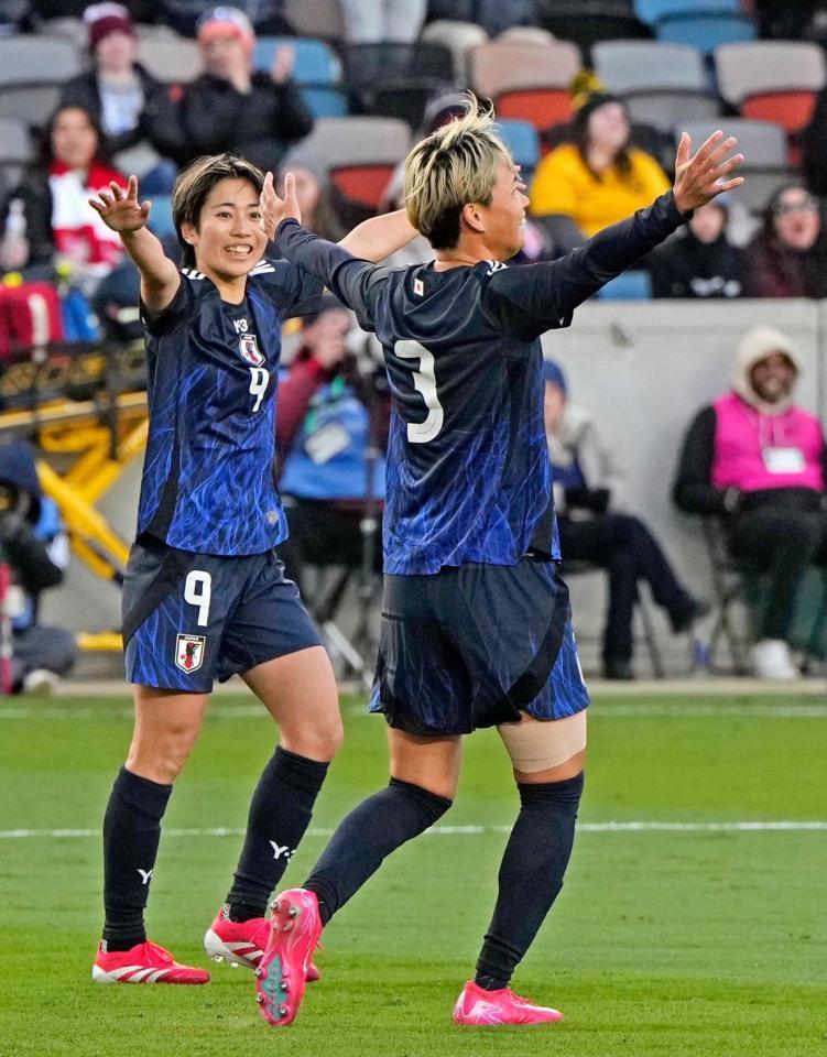 　後半、チーム４点目のゴールを決め、喜ぶ南（右）＝共同
