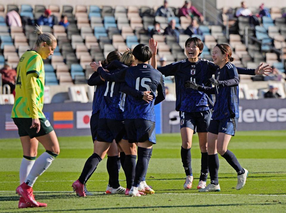 　前半、先制ゴールを決めた田中（11）を祝福する熊谷（右から２人目）ら（共同）