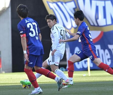 　前半、華麗なボールコントロール見せる町田・岡村大八（中央）＝撮影・持木克友