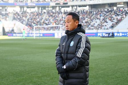 　試合に臨む町田・黒田監督