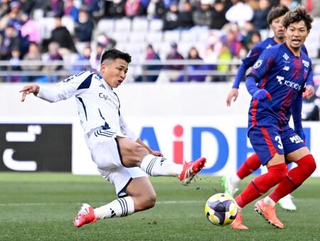 　後半、先制ゴールを決める町田・西村（左）