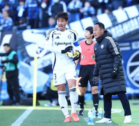 　前半、昌子（左）に指示を出す町田・黒田監督