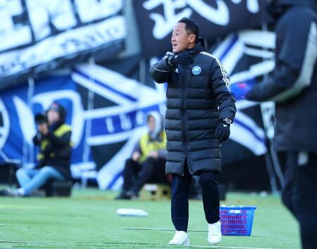 　前半、指示を出す町田・黒田監督
