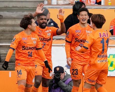 　清水-新潟　前半、先制ゴールを決め喜ぶ清水・カピシャーバ（左から２人目）＝アイスタ