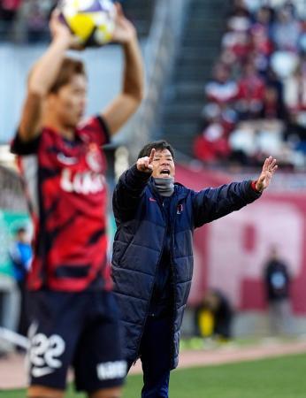 　鹿島-東京Ｖ　後半、指示を出す鹿島・鬼木監督＝カシマ