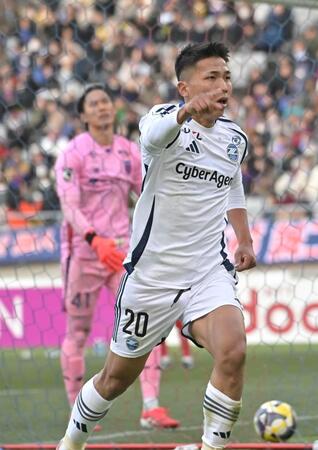 　後半、ゴールを決めスタンドに向かってかけ出す町田・西村拓真（撮影・持木克友）