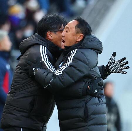 　今季初勝利を決め喜ぶ町田・黒田監督（右）