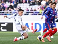 　後半、先制ゴールを決める町田・西村（左）