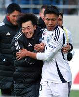　後半、先制ゴールを決め相馬（左）とともに喜ぶ町田・西村