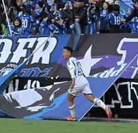 　ゴールを決めスタンドの前で雄たけびを上げる町田・西村拓真（撮影・持木克友）