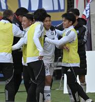 　後半、ゴールを決めチームメートに労われる町田・西村拓真（撮影・持木克友）