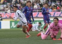 　後半、ゴールを決めスタンドに向かってかけ出す町田・西村拓真（右）に悔しそうな表情のＦＣ東京のＧＫ野沢大志（撮影・持木克友）