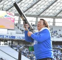 　ハーフタイムショーでバズーカーを放つ長州力（撮影・持木克友）