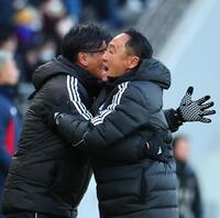 　今季初勝利を決め喜ぶ町田・黒田監督（右）