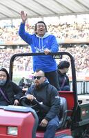 　ハーフタイムショーでファンに手を振る長州力（撮影・持木克友）