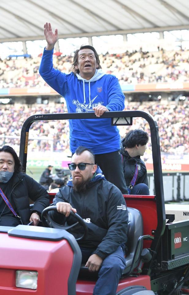 　ハーフタイムショーでファンに手を振る長州力（撮影・持木克友）