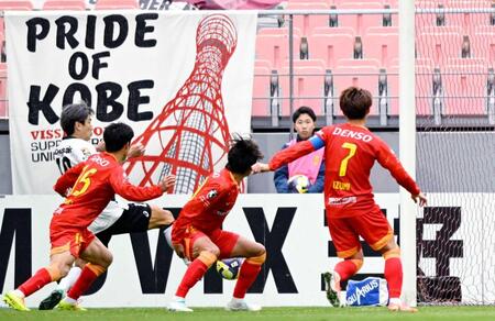 　後半、同点ゴールを決める神戸・大迫（左奥）