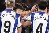 　レガネス戦の後半、ゴールを決め、祝福されるレアル・ソシエダードの久保（奥）＝共同