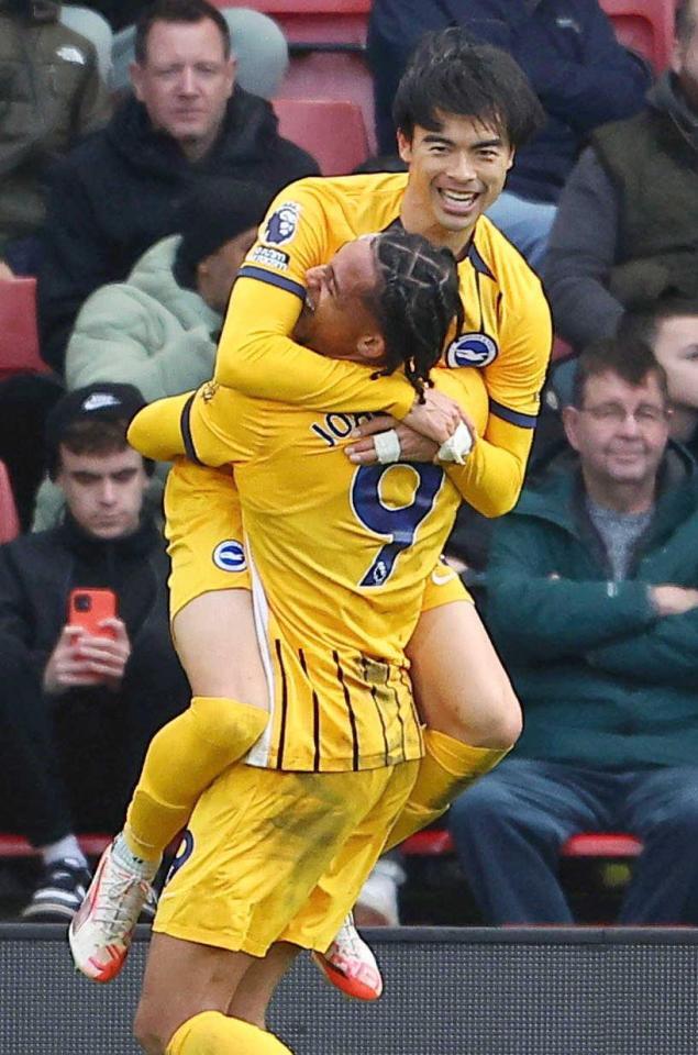 　後半、ゴールを決め喜ぶブライトン・三笘（共同）