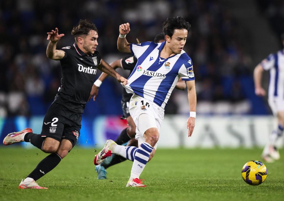 　レガネス戦の前半、競り合うレアル・ソシエダードの久保（右）＝共同