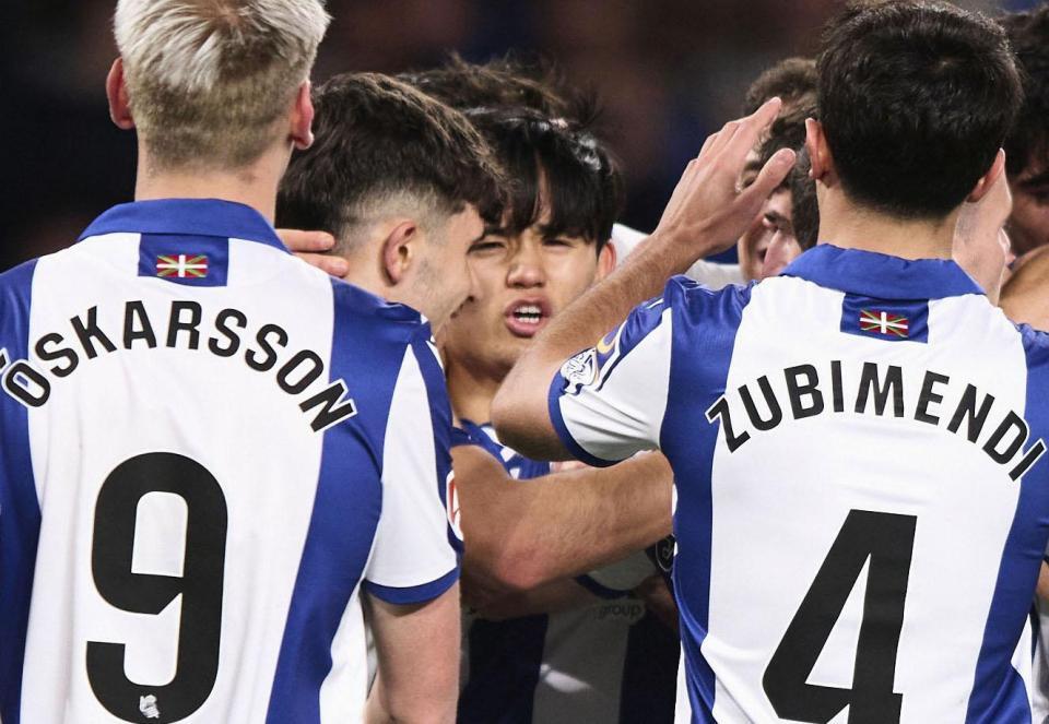 　レガネス戦の後半、ゴールを決め、祝福されるレアル・ソシエダードの久保（奥）＝共同