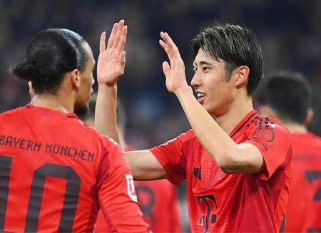　Ｅフランクフルト戦でゴールを決め、喜ぶバイエルン・ミュンヘンの伊藤（右）＝共同