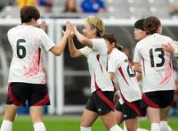 　前半、チーム２点目のゴールを決め、タッチを交わす田中（左から２人目）＝共同