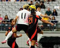 　前半、ヘディングでチーム２点目のゴールを決める田中（１１）＝共同