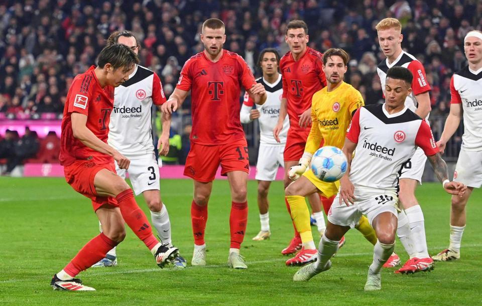 　Ｅフランクフルト戦でゴールを決めるバイエルン・ミュンヘンの伊藤（左端）＝共同