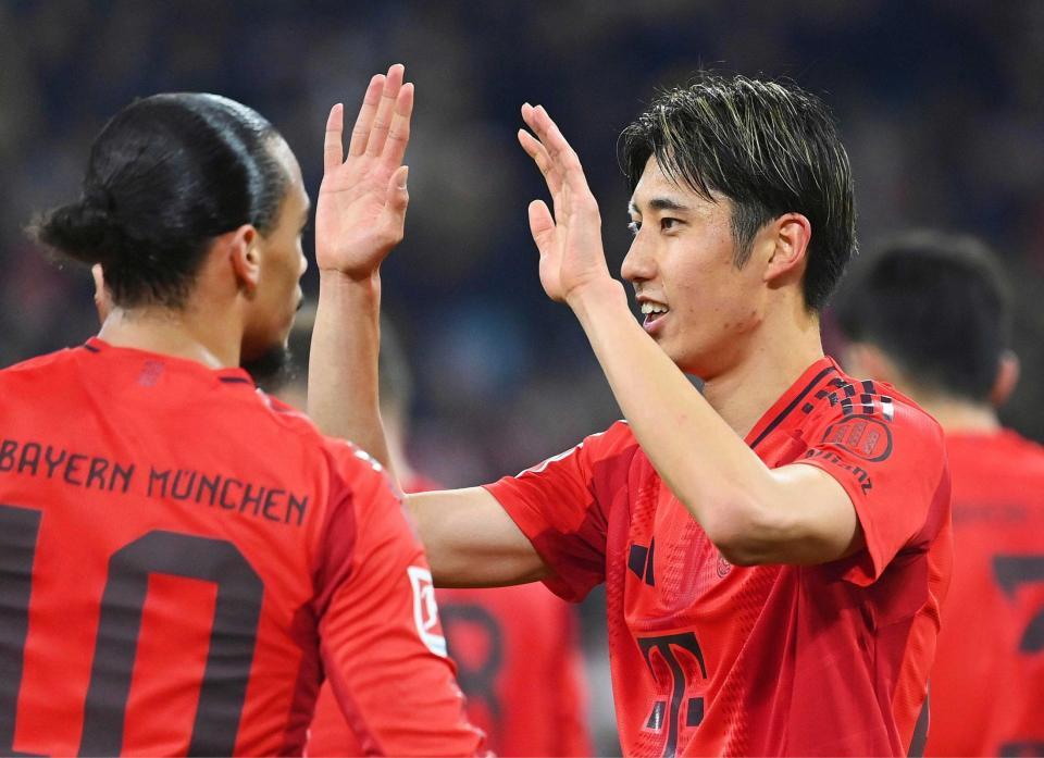 　Ｅフランクフルト戦でゴールを決め、喜ぶバイエルン・ミュンヘンの伊藤（右）＝共同