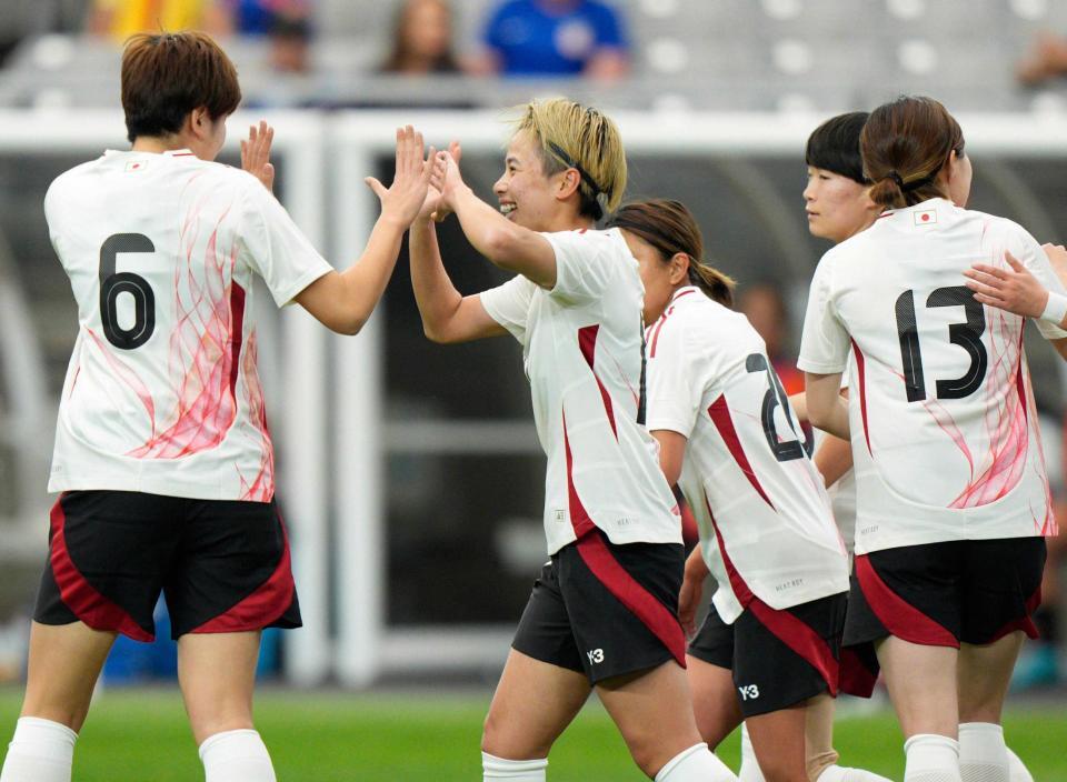 　前半、チーム２点目のゴールを決め、タッチを交わす田中（左から２人目）＝共同