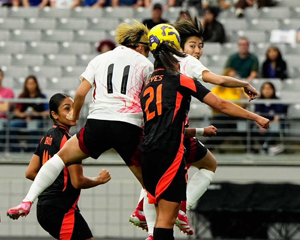 　前半、ヘディングでチーム２点目のゴールを決める田中（１１）＝共同