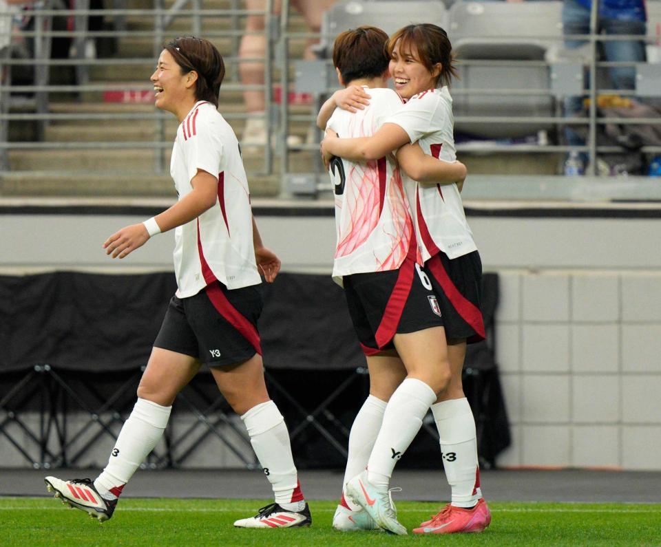 　前半、先制ゴールを決め、喜ぶ谷川（右）＝共同