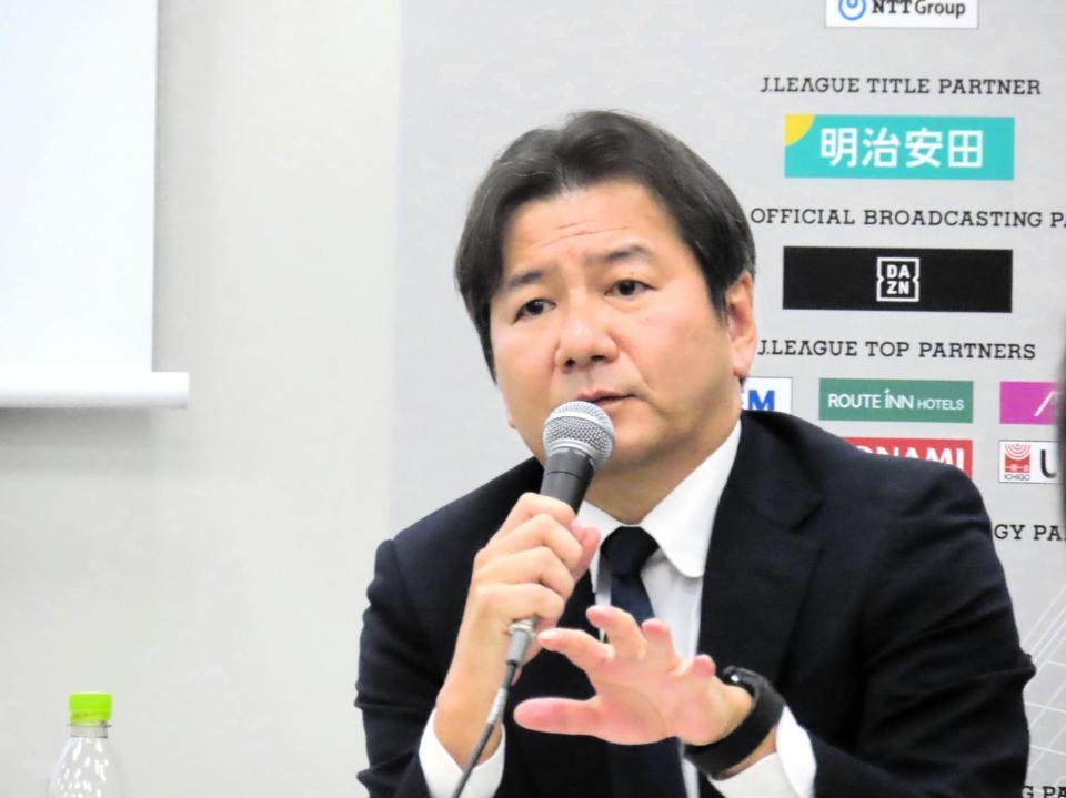 　理事会後に会見を開いたＪリーグの野々村芳和チェアマン