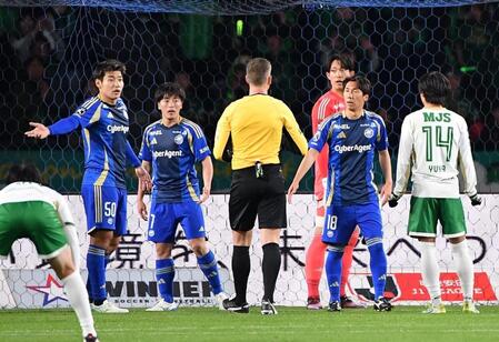 　後半、イエローカードを受けた町田・相馬勇紀（後方左から２人目）＝撮影・開出牧