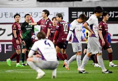 　京都と引き分けた佐々木（左端）ら神戸イレブン