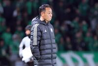 　後半、試合を見つめる町田・黒田監督