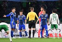 　後半、イエローカードを受けた町田・相馬勇紀（後方左から２人目）＝撮影・開出牧