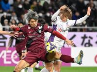 　前半、攻め込む神戸・大迫（左）